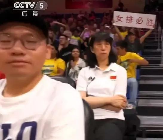 赖亚文督战，距离富有深意

世界女排联赛1/4决赛，中国女排3:1力克巴西，闯进