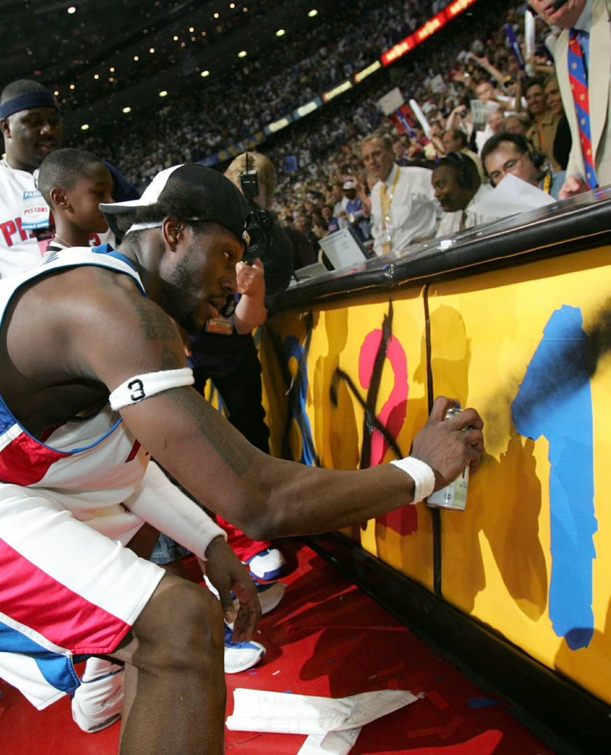 篮天下 04年活塞队的16胜喷漆，有史以来最Cold的NBA季后赛传统之一。Im