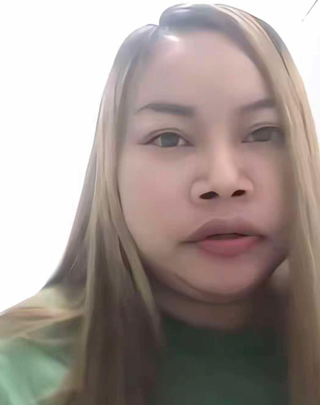凤姐吃上了面包汉堡，果然是一方水土养一方人，有人拍到她坐公交车的身影，早也不是四