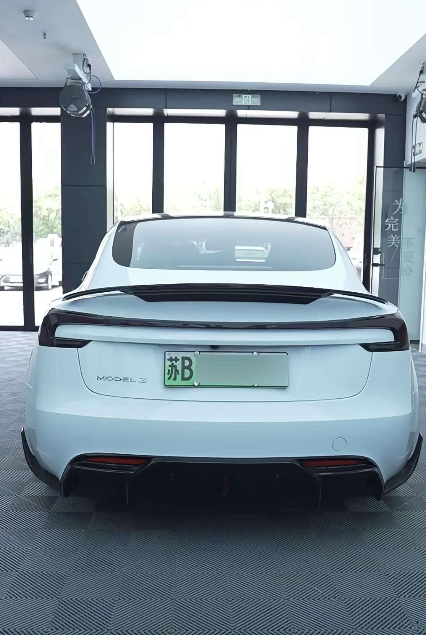 居然还有给model 3升级贯穿式尾灯的[挖鼻]#特斯拉model3##高转青年