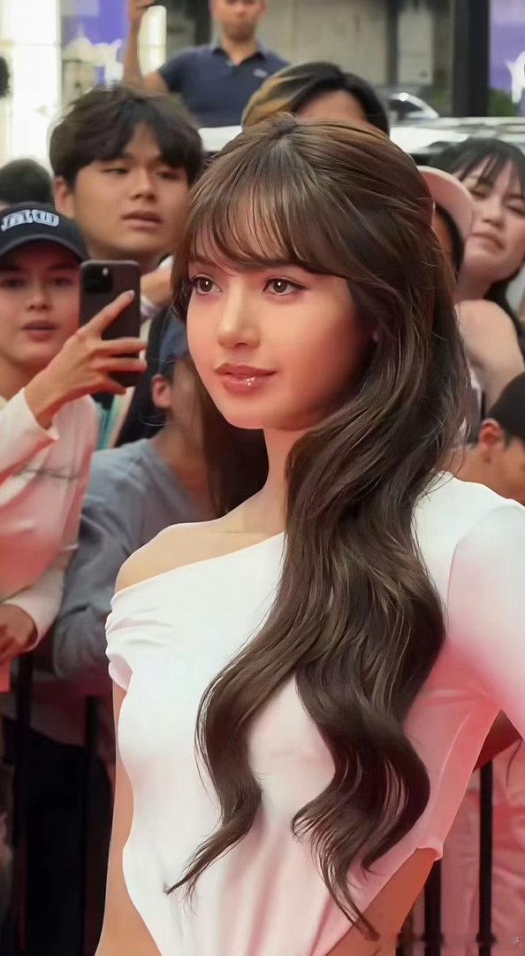 Lisa说YG限制她很多别太忘本吧？公司限制你什么了端起碗来砸娘吗这是 拥有什么