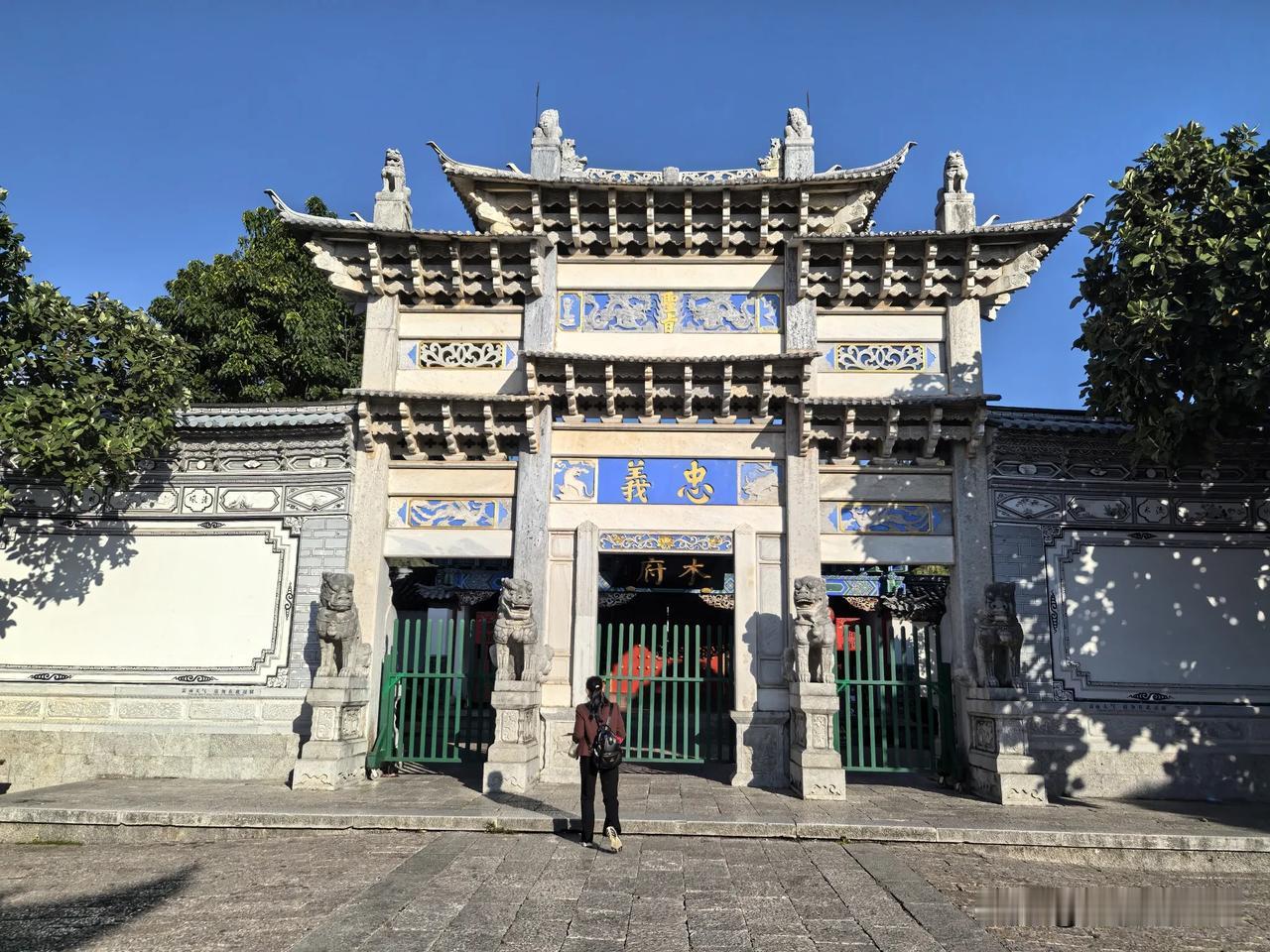七律·丽江古城
丽江古邑韵流芳，
翠瓦朱檐映碧塘。
巷弄幽深藏雅韵，
桥堤婉转绕