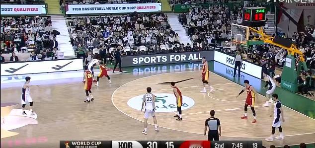 我们这是什么防守纪律啊？韩国队要让李贤重打高诗岩，我们就得这么防啊？李贤重打胡明