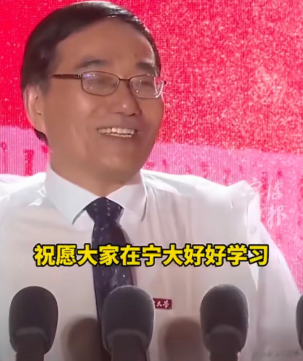 宁波大学开学典礼突降暴雨校长只讲3句话太喜欢这种校长了下雨天不多讲一句废话让学生