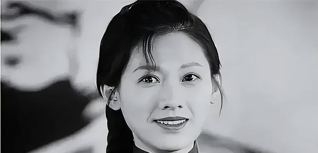 1978年，女知青李亚茹返城前夜，她颤抖地解开衣扣，对丈夫说：“今晚，我们做最后