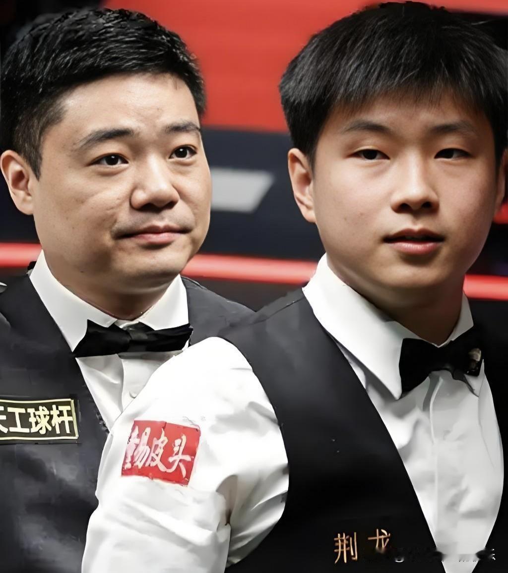 赵心童&丁俊晖晚9点隔空对决！
一个对阵徐思、一个对阵龙泽煌，不知道是痛下杀手还