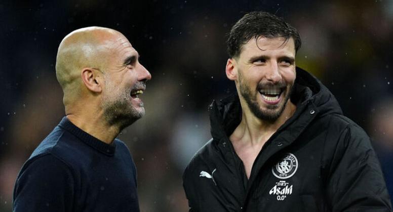 【双倍快乐达成，曼城笑声溢出屏幕，缩短与阿森纳的差距】大马丁突破期限的扑救，指尖