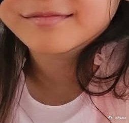 金钟大女儿嘴角的弧度 金钟大女儿的半脸照，嘴角的弧度完美遗传哈哈哈 金钟大女儿的