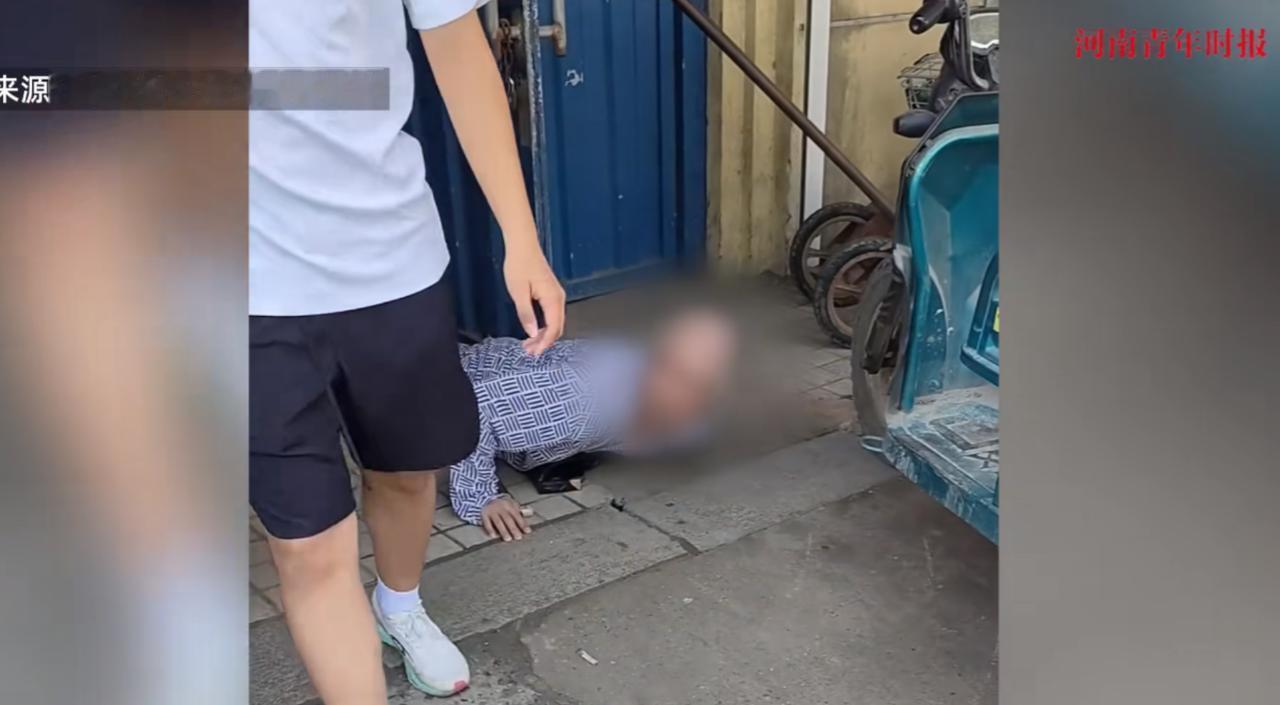 “太悲哀了！”8月6日，辽宁大连，一位老人在市场门口拄着拐杖突然摔倒，周围路过了