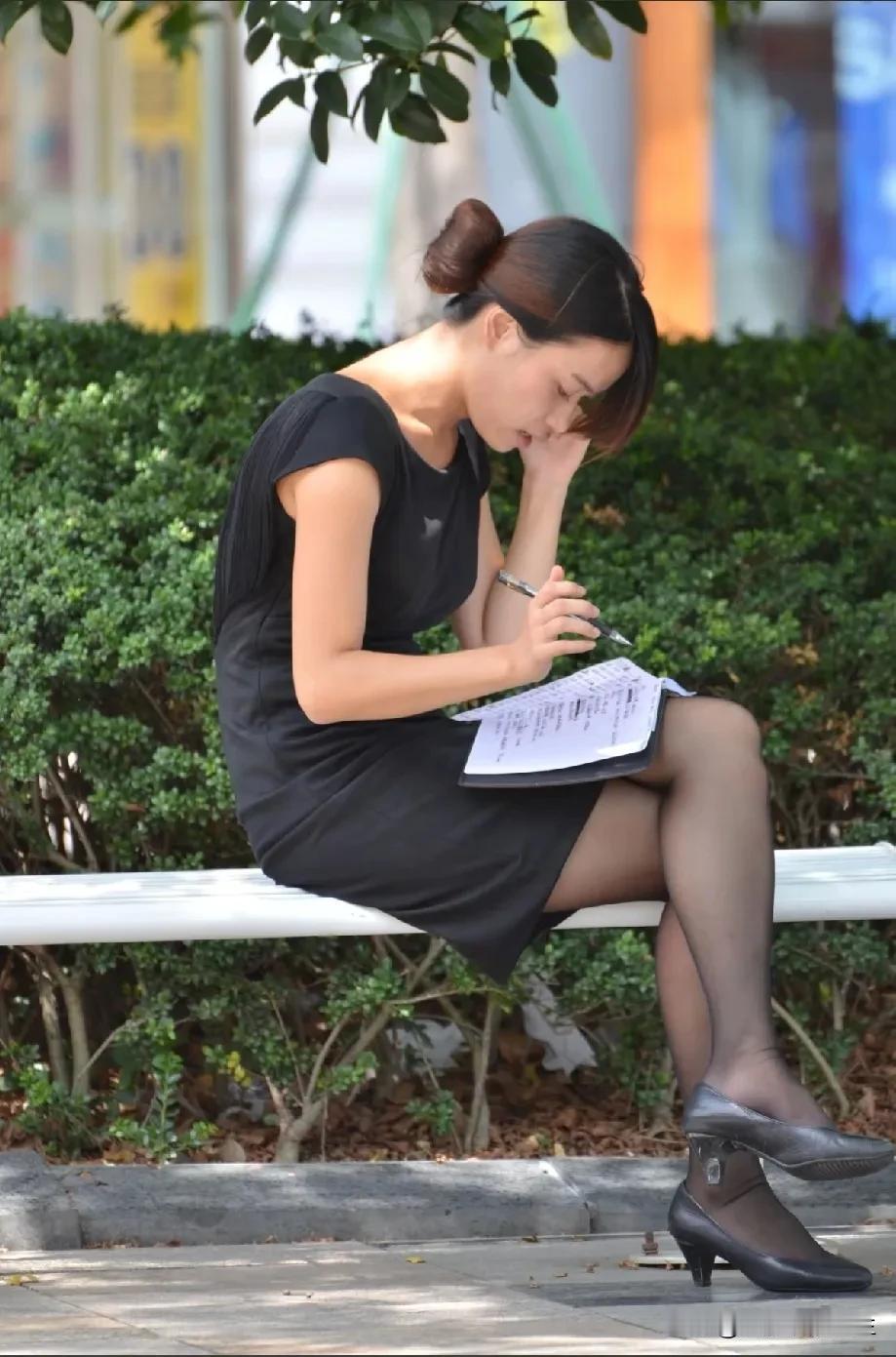 认真的状态确实可以给颜值加分[害羞]颜值高气质佳 长腿美女一枚