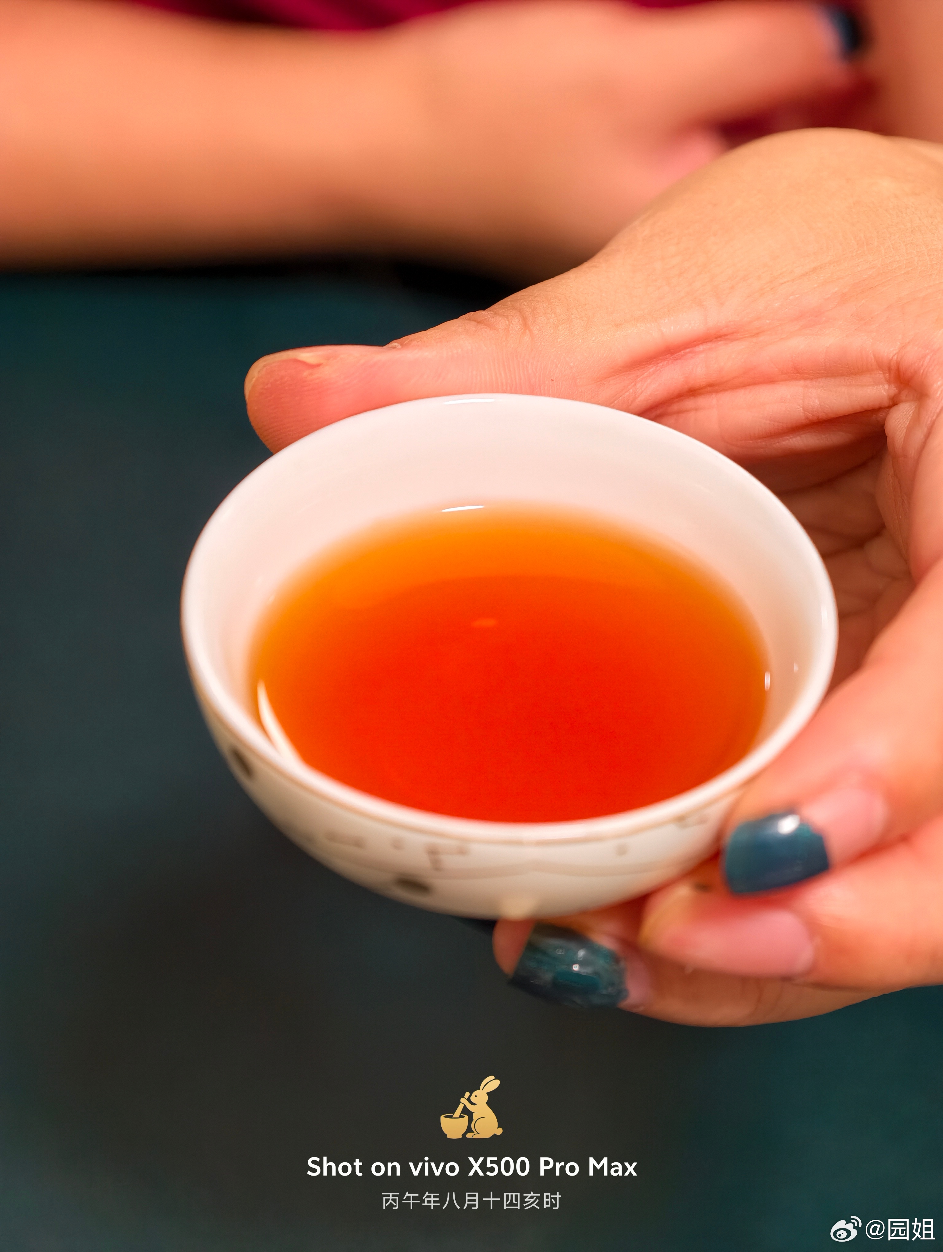 前几天朋友送的红茶，虽然我不懂茶，但是这茶汤颜色真好看。 ​​​