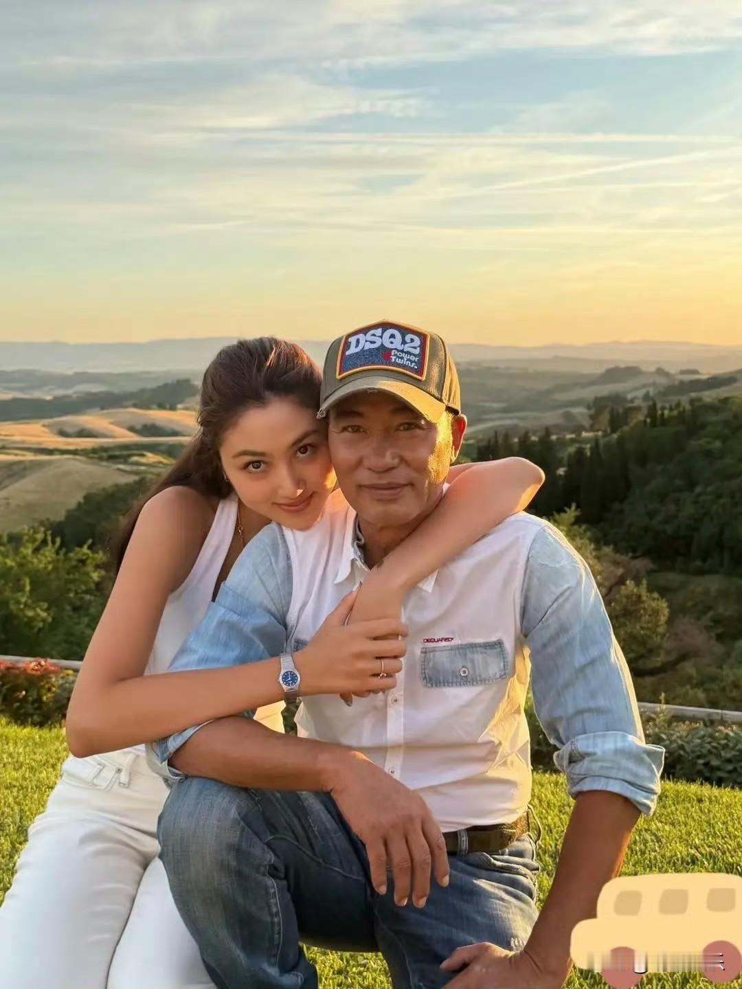 71岁任达华和老婆女儿现身意大利度假，一家三口去爬山，他们都是大长腿
21岁女儿