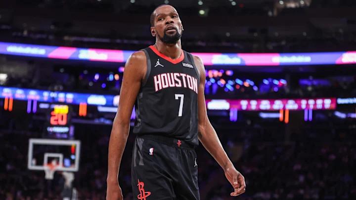 在对阵国王的比赛中，杜兰特的出场时间是27分54秒，这也是他本赛季至今出场时间最