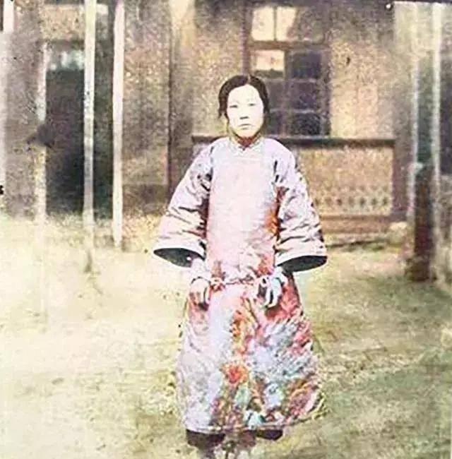 女匪首张素贞落败后伪装成窑姐，最终被张作霖部下假扮嫖客识破并当场抓捕处决
192