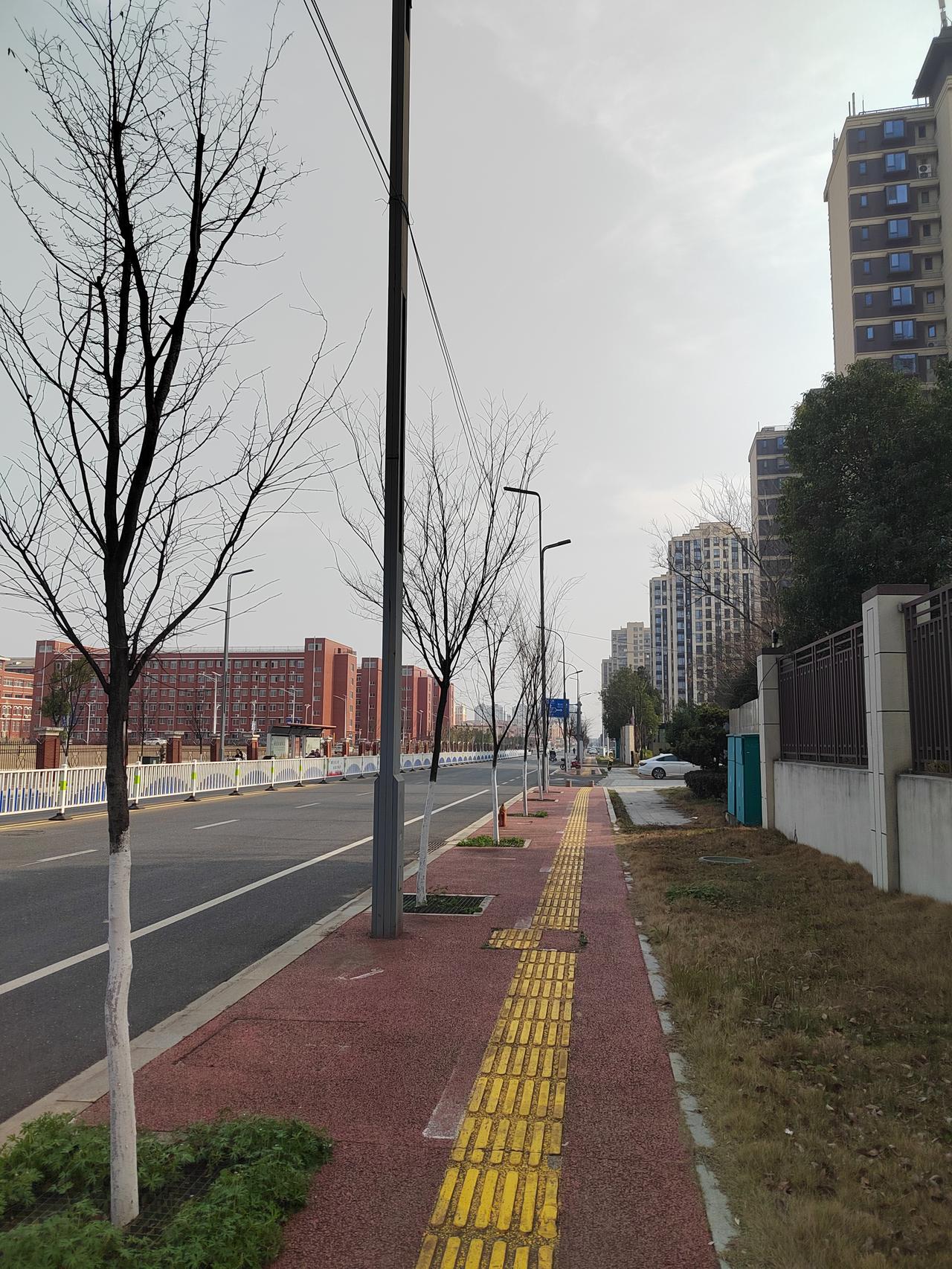 越来越多的小县城也有了自己的大学，比如安义，即使是民办，也增添了生机与商流。