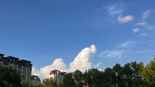 今天的快乐是蓝天白云给的