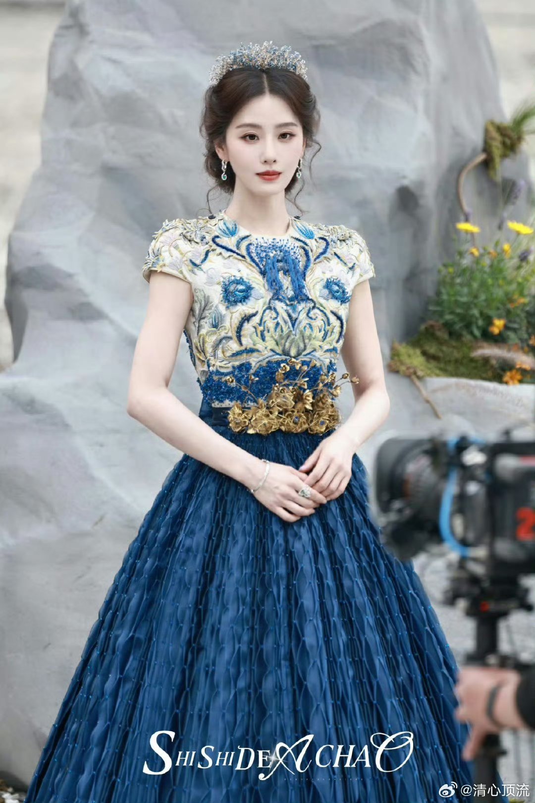 刘诗诗女王来了刘诗诗龙葵成熟体的女王形态刘诗诗气场全开，体态优雅又大气，自带清冷