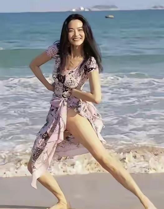 人物：林青霞（华语传奇女演员，港台老牌女神）

拍摄年代：

这张海边碎花裙写真