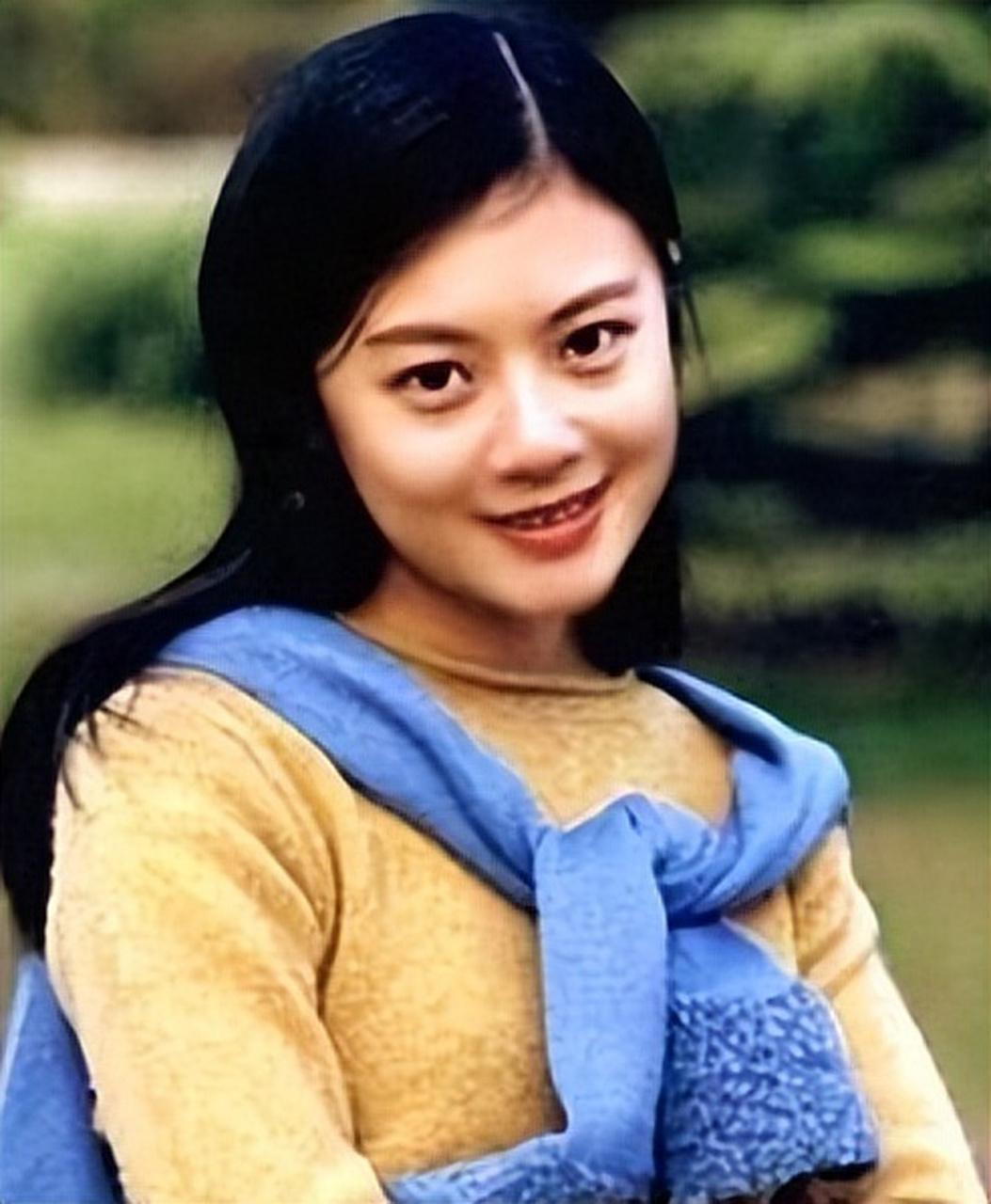 我愿意放弃中国国籍，自愿加入英国！2004年，34岁的姜丰在入籍申请书上签下名字