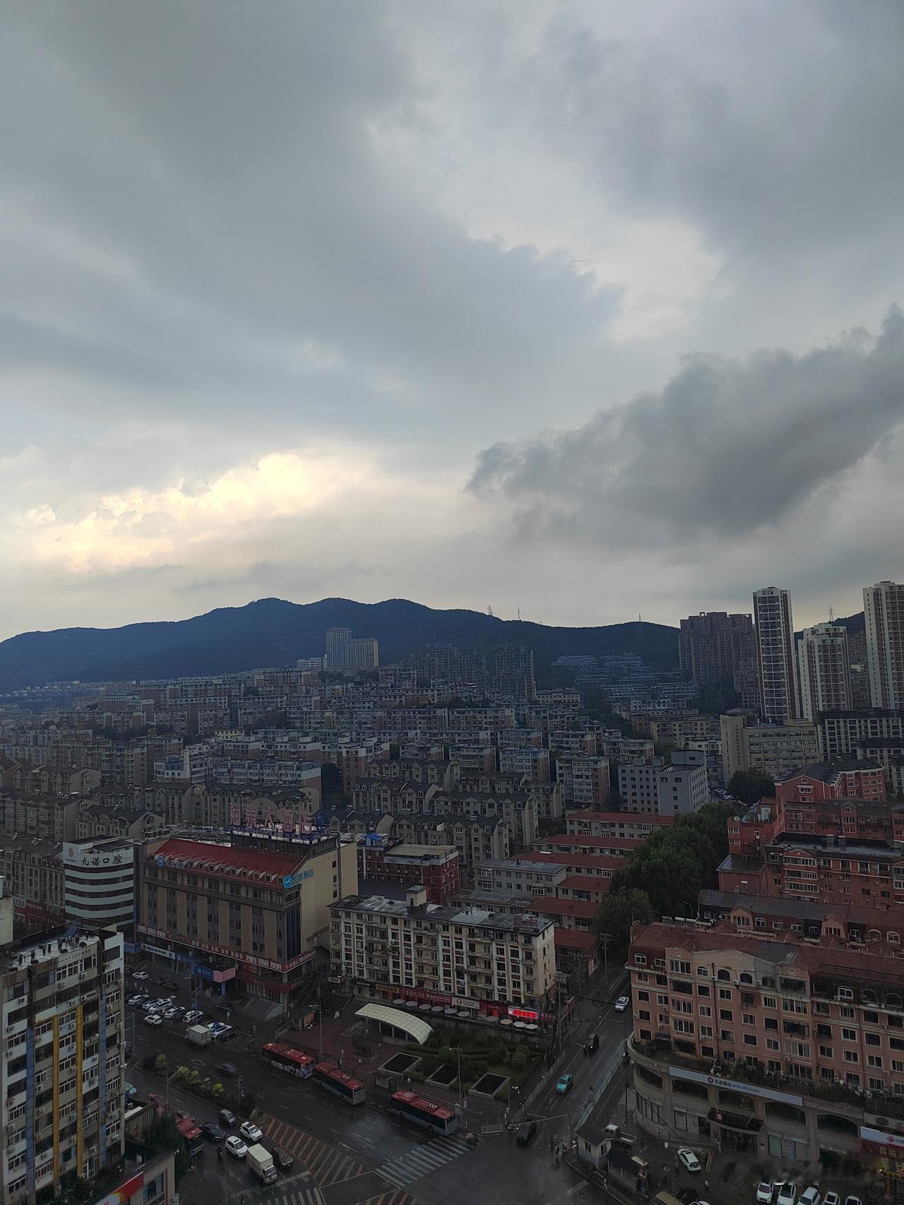 马栏子就下了三分钟，合着就是为了浇我一次呀，我跑来家雨也停了，也没再下的意思了，