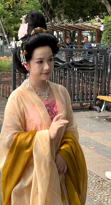 西湖旅游偶遇古代文豪团建西湖旅游迎来了最佳赏味期宋祖儿不用艺名了谁去西湖不被这场