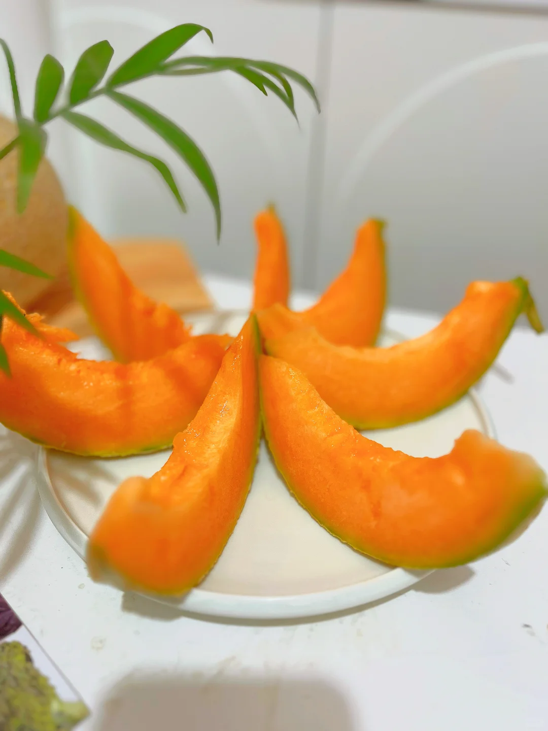 闺蜜送来水果礼盒太美啦！ 这蜜瓜好甜，外孙吃了一个！哈哈 果肉是软软...