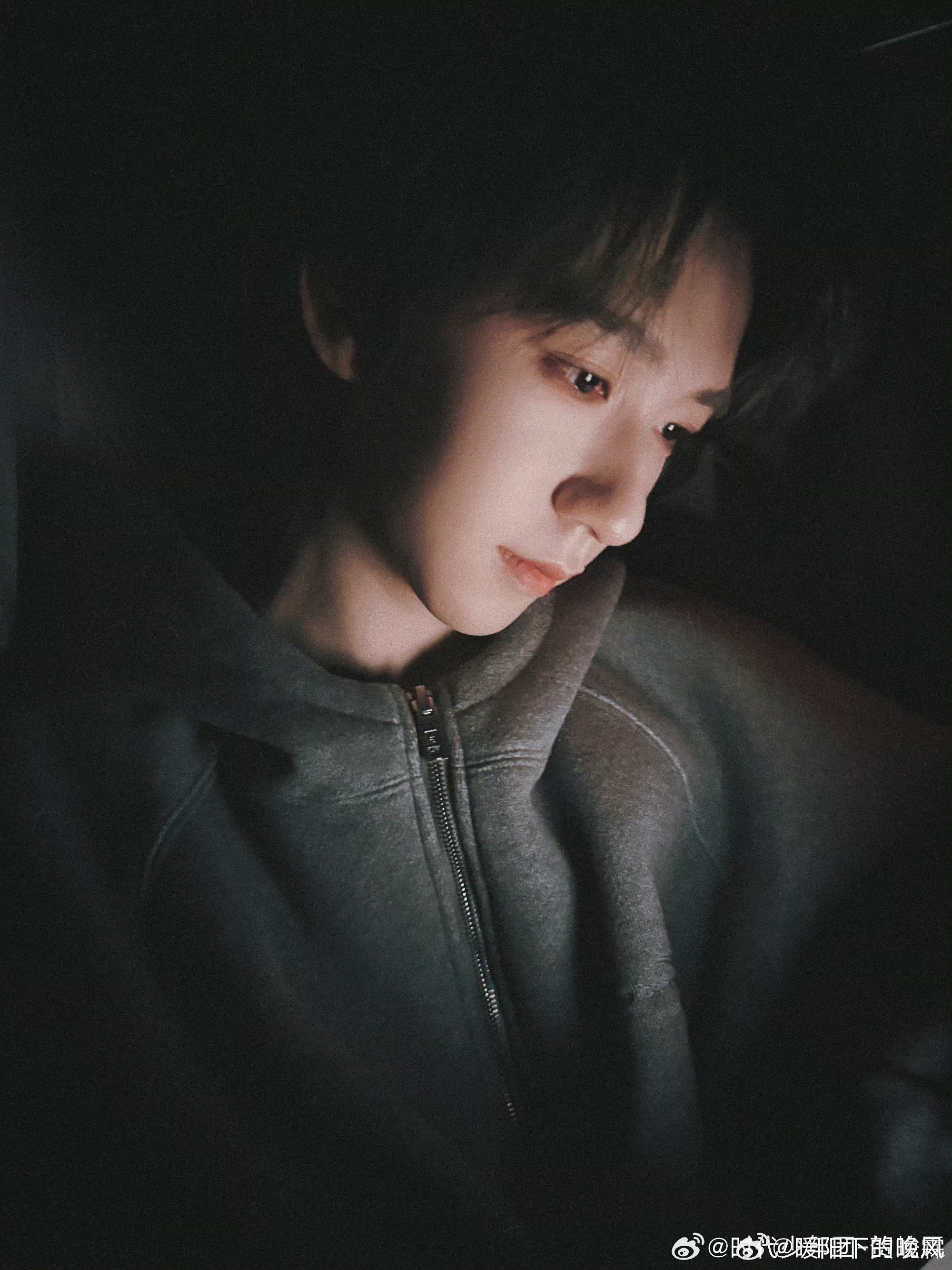 贺峻霖的摩托山路十八弯🥰 贺峻霖你也太会了！心爱的小摩托一骑，帅气值直接拉满，