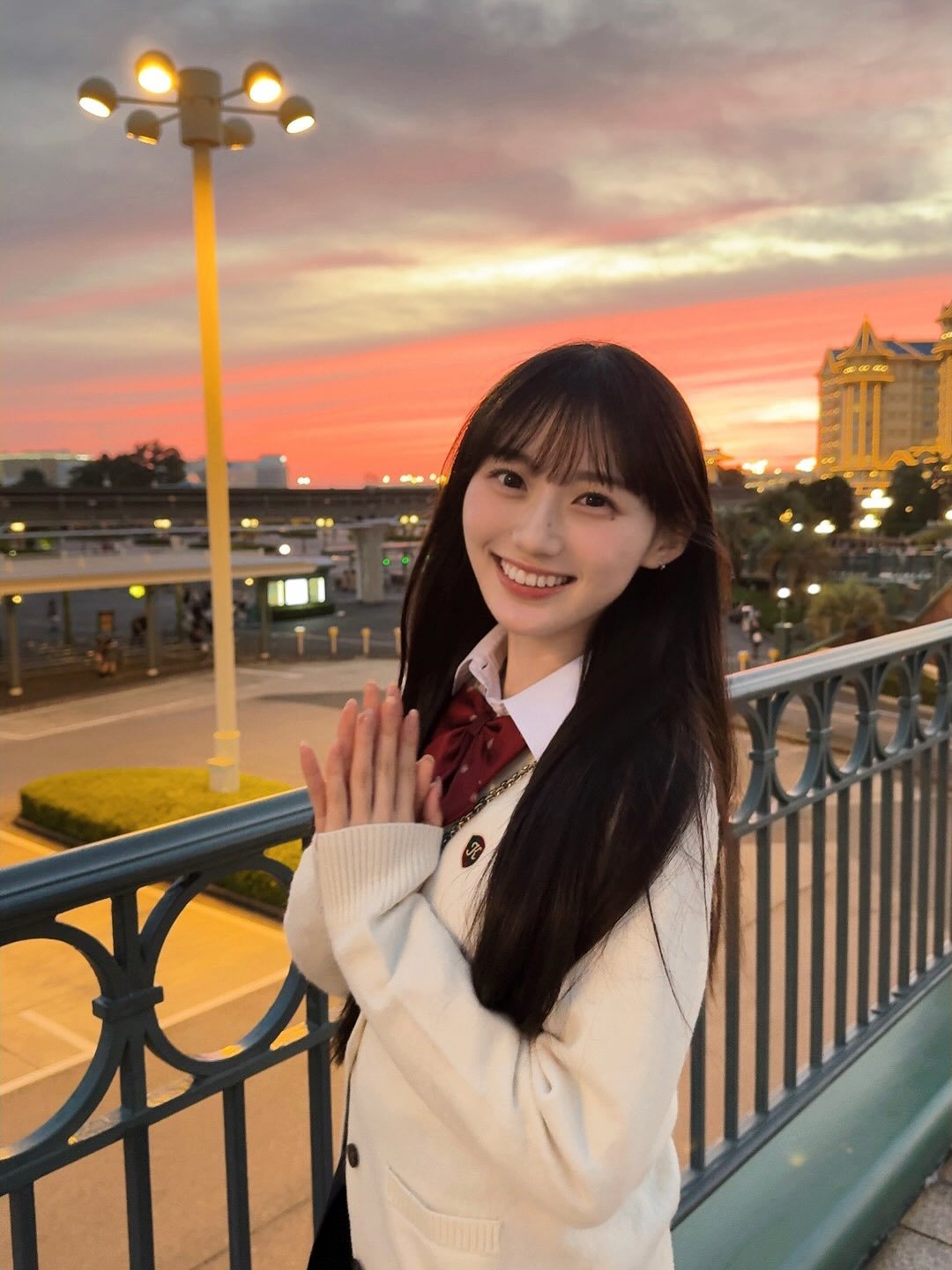 川﨑桜「今年のハロウィンは学生最後の思い出に制服を着てみました☺︎茜色の空が、