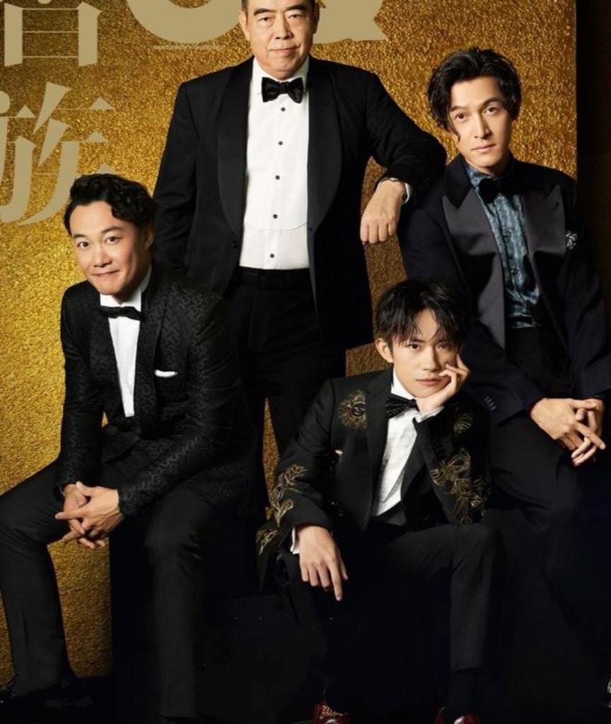 这张4人同框靓照：香港著名歌手陈奕迅西装革履，目若朗星；内地知名演员胡歌耸鼻锥脸