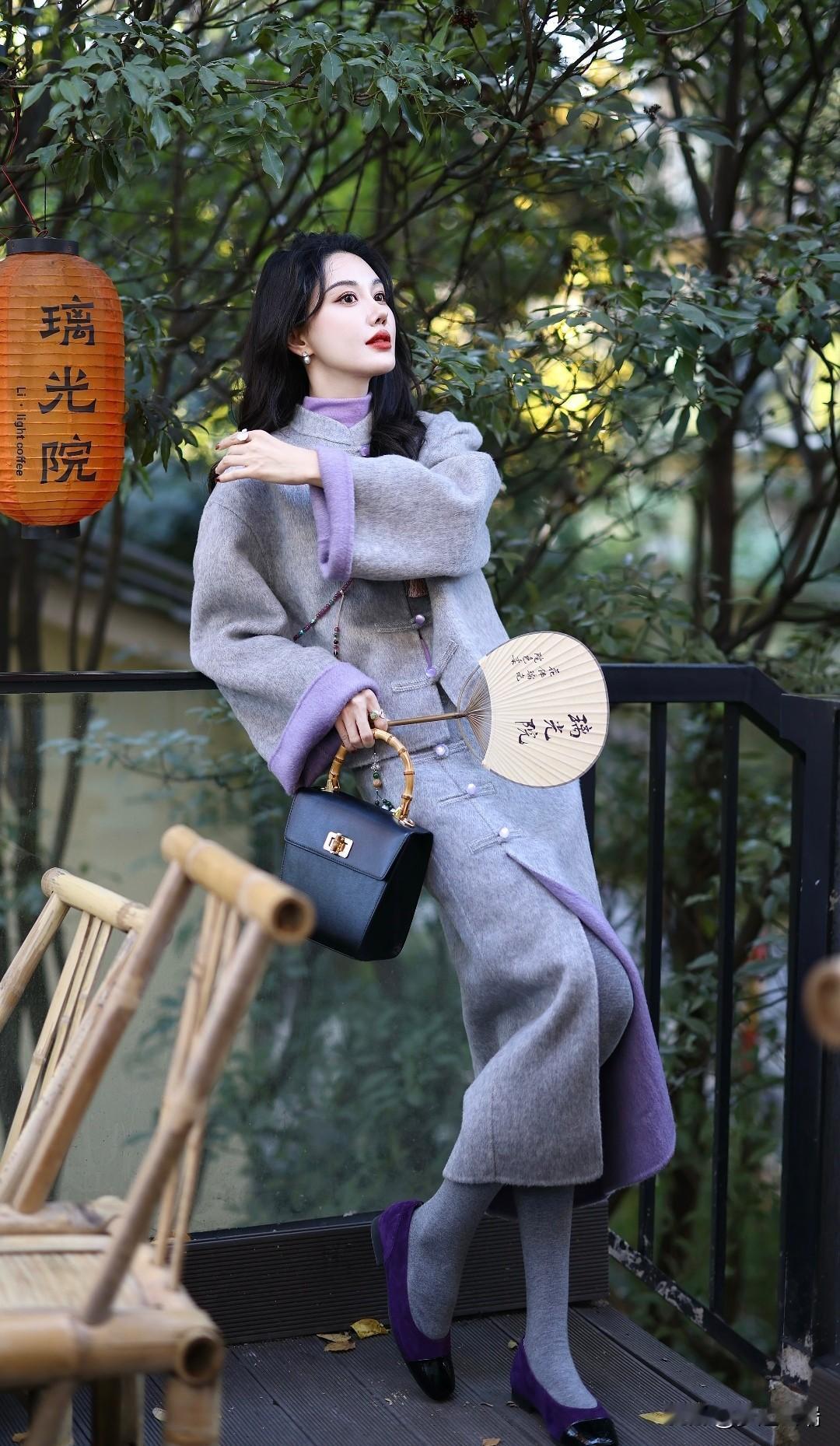 优雅灰大衣搭配紫色丝巾，复古风十足！