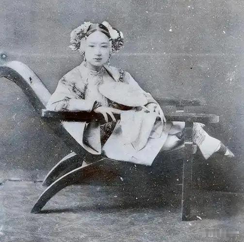 安清名妓杨翠喜看起来像个孩子，可在当时，她的身价高达12000金，富二代李叔同为