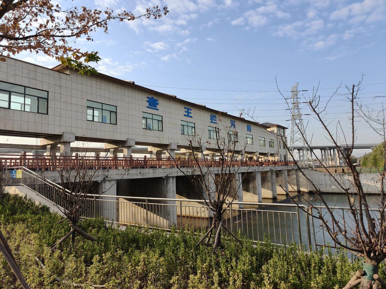 淄川区重点水利工程，查王拦河闸！

查王拦河闸位于淄博市淄川区昆仑镇山嘴头村西南