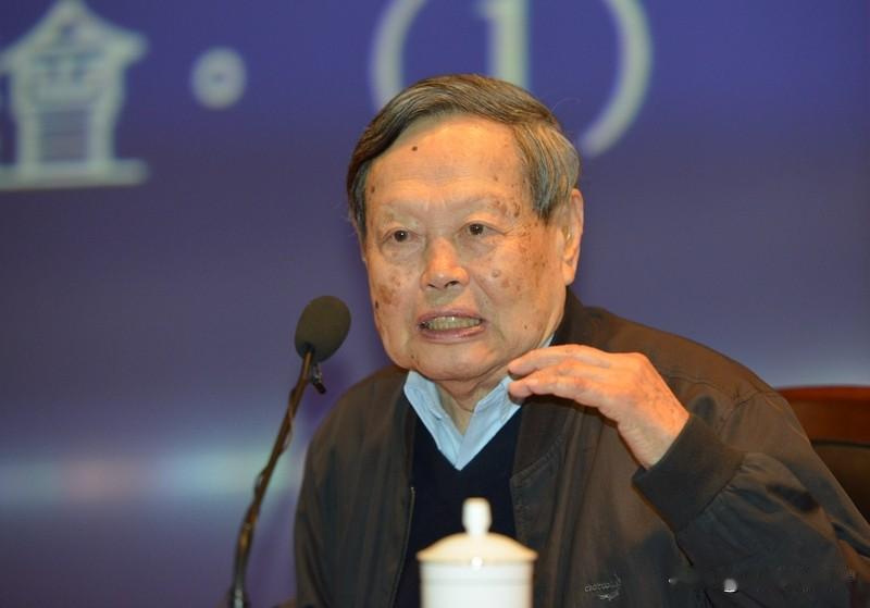 杨振宁先生
遗体告别仪式在京举行
今天上午九时
在八宝山殡仪馆大礼堂
举行杨振宁