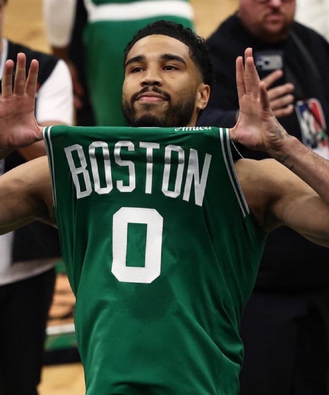 什么水平？过去6场的塔图姆……——场均出战34.8分钟——轰下25.3分10.7