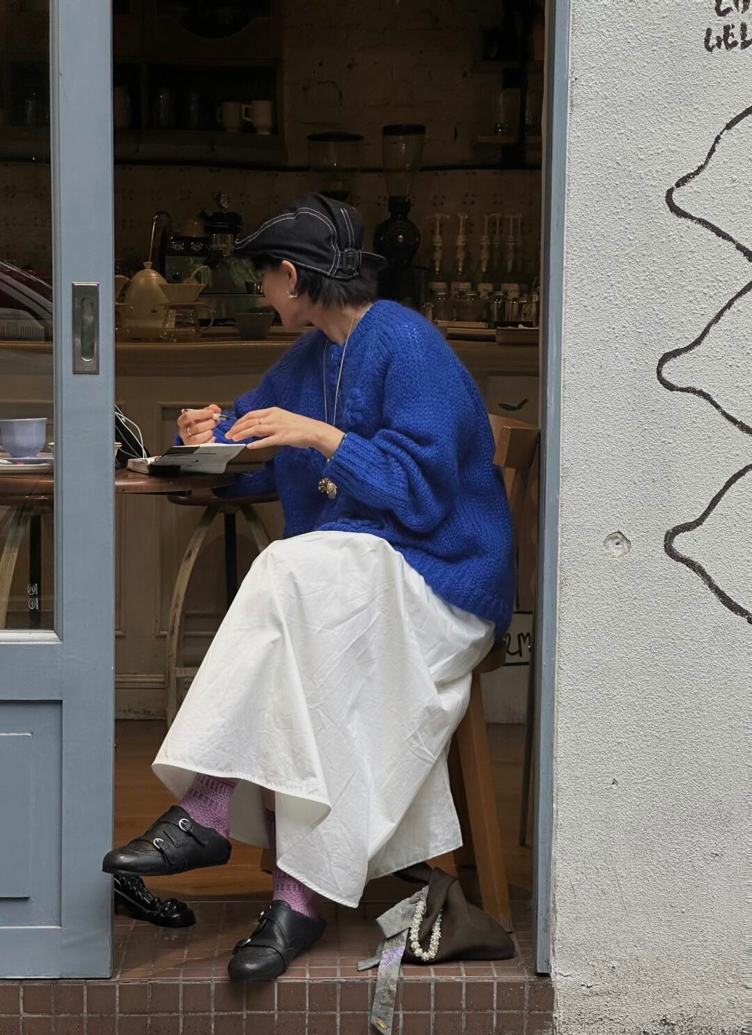 妈妈曾问我，你为什么总是不高兴呢？我说挺好的，哪有人时时刻刻都快乐。对我而言，平