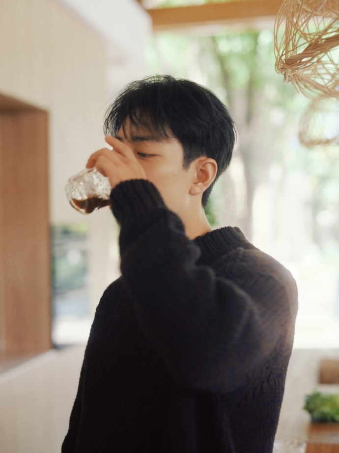 肖战用韧性力量累积故事的厚度肖战生日大片第三弹  肖战生日大片第三弹，肖战用韧性
