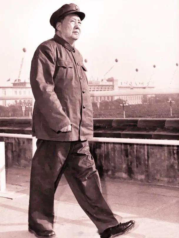 他反对特权，官僚阶层对他不满；他反对不公，贵族阶层对他不满；他反对剥削，资本阶层