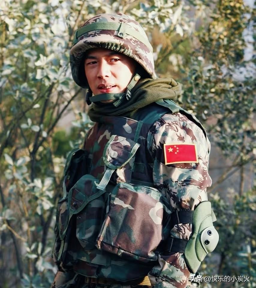 袁朗是老A的队长，聪明、冷静、看人极准，表面看起来玩世不恭又严格，其实内心最懂怎