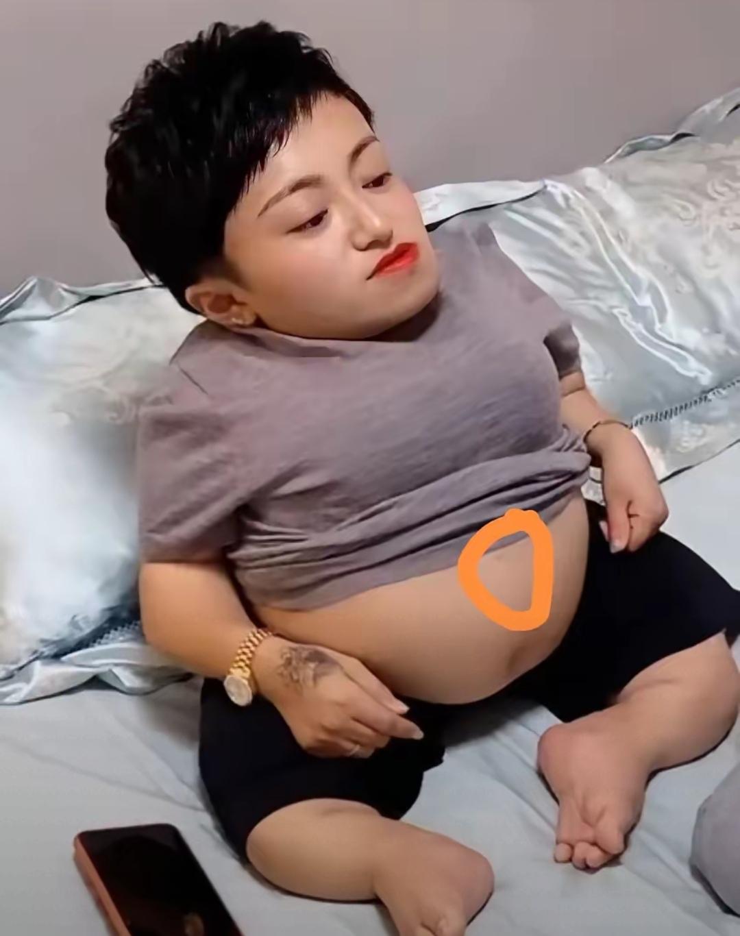 喜梅曝光肚子，前后有了疑点。
     纸里包不住火，细心的网友发现了疑点。但愿