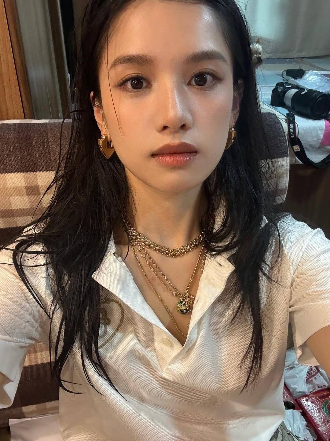 张婧仪ins更新原相机怼脸拍毫无压力的小女孩☺️ ​​​