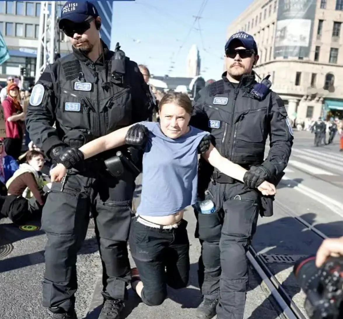 当年被欧美媒体吹捧为环保少女的格蕾塔·通贝里在芬兰赫尔辛基被捕了，抓她的理由就是