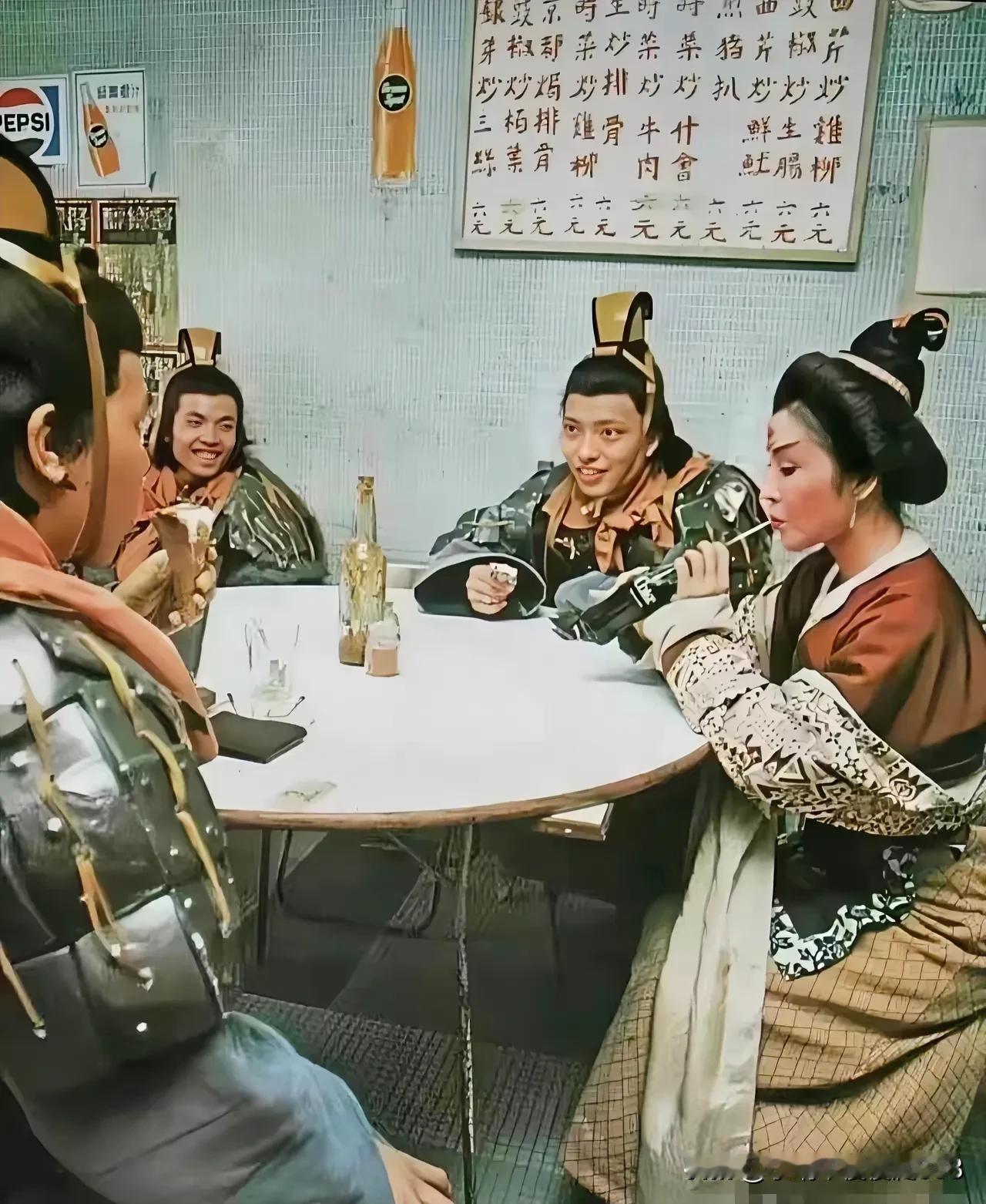 香港艺人没内地艺人那般浮夸
图中是1 9 7 9年香港艺人拍戏间隙的用餐场景[灵