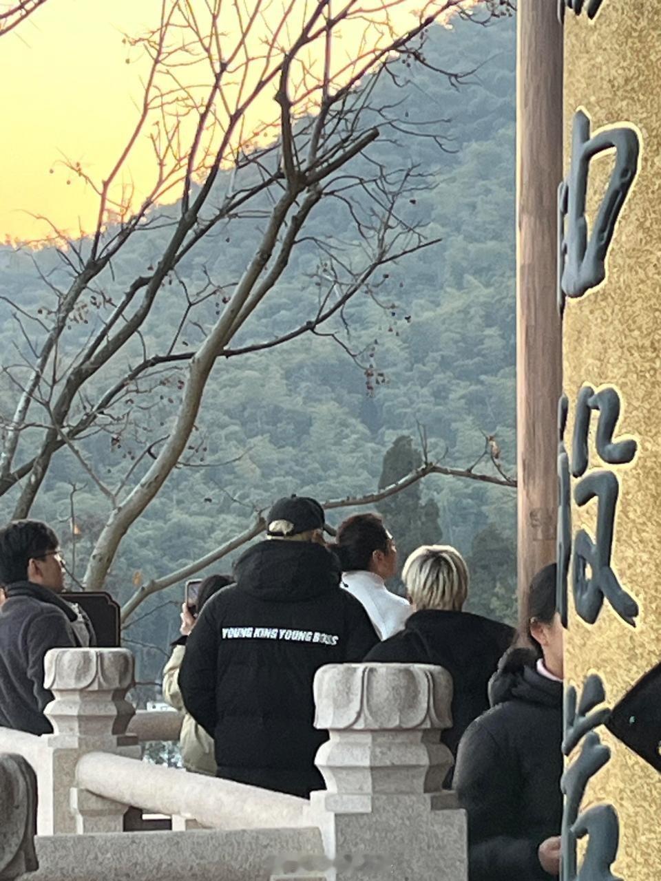 偶遇黄子韬徐艺洋寺庙烧香  黄子韬徐艺洋寺庙烧香  黄子韬徐艺洋寺庙烧香被偶遇 
