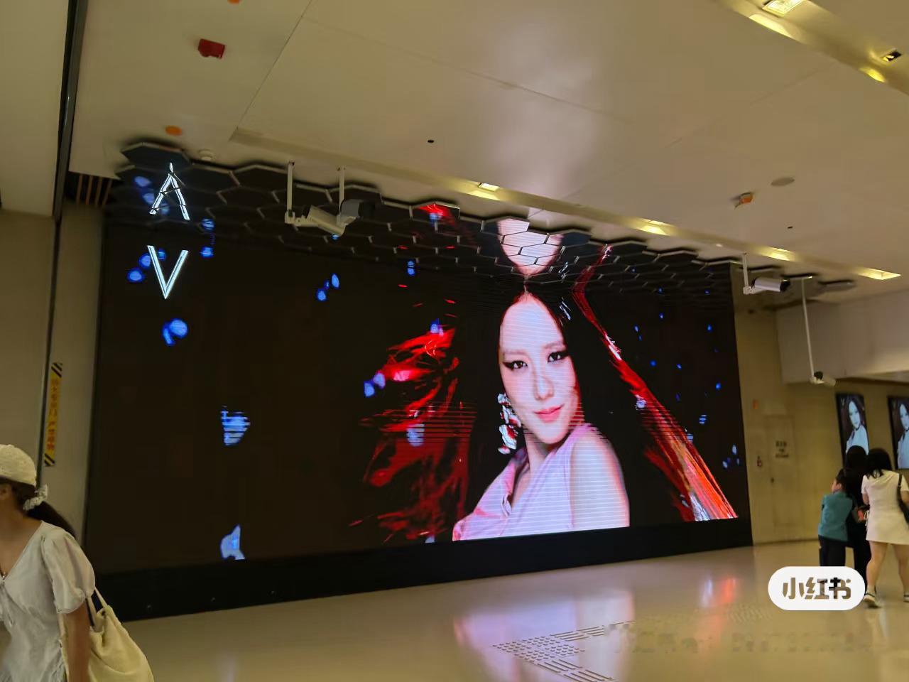 kimjisoo  从扶梯上去就能看见这么大的📍上海静安区南京西路Salomo