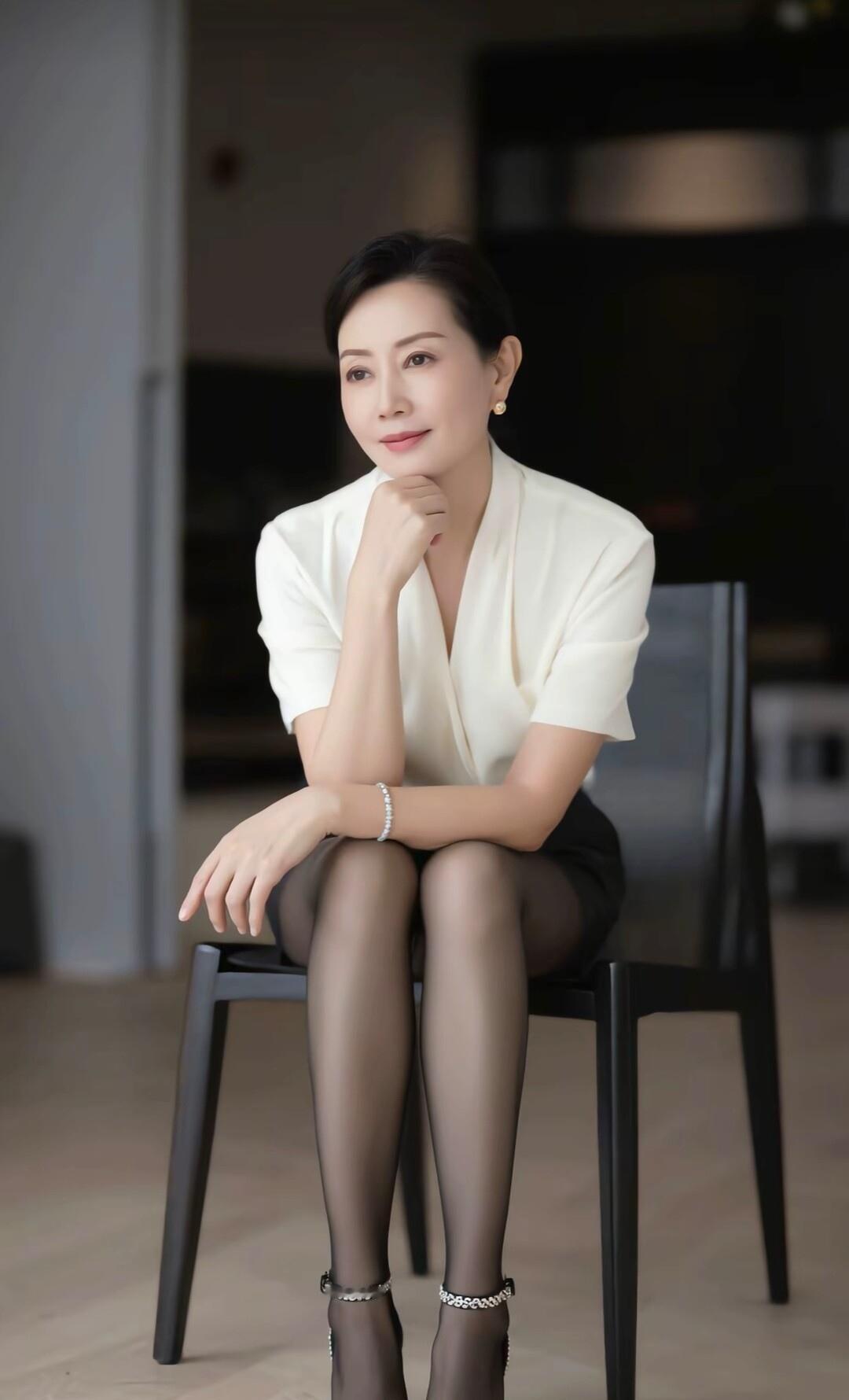 优雅气质，黑白配，时尚穿搭，自信微笑