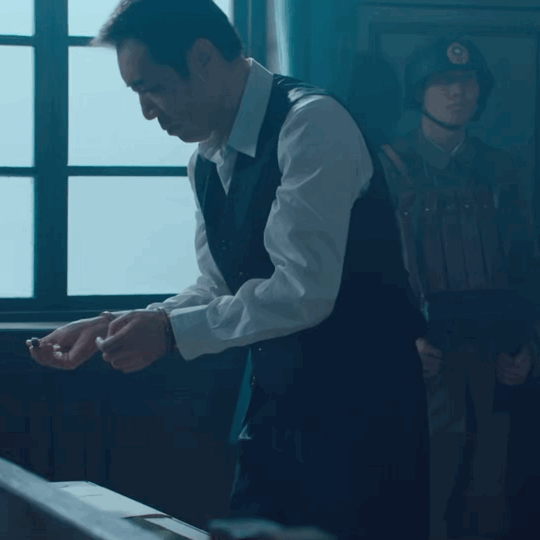 于和伟这个转身抵过千言万语 于和伟老师的演技简直封神了！这个转身看似简单，实则蕴