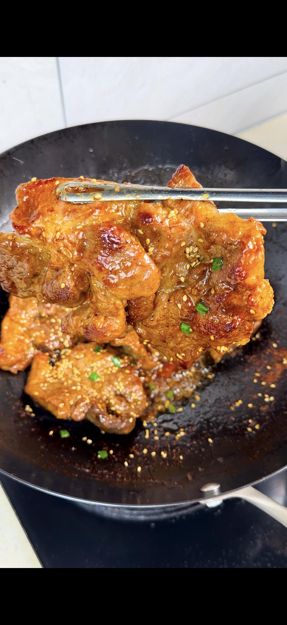 做法巨简单，5步搞定一大盘！
1️⃣梅花肉处理：先切厚片，热油下锅煎至两面金黄，