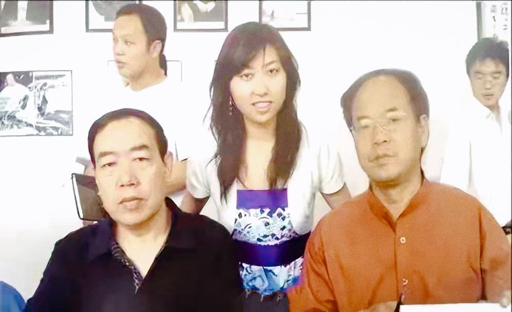 贾浅浅，这真是名副其实的坑二代啊，凭一己之力将自己的老父亲拉下神坛，扯入了深渊，