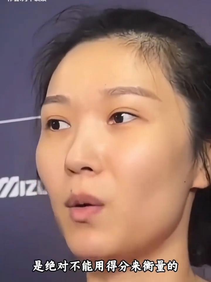 王梦洁，中国女排自由人。
王梦洁在中国女排里的作用是绝对不能用得分来衡量的。这位