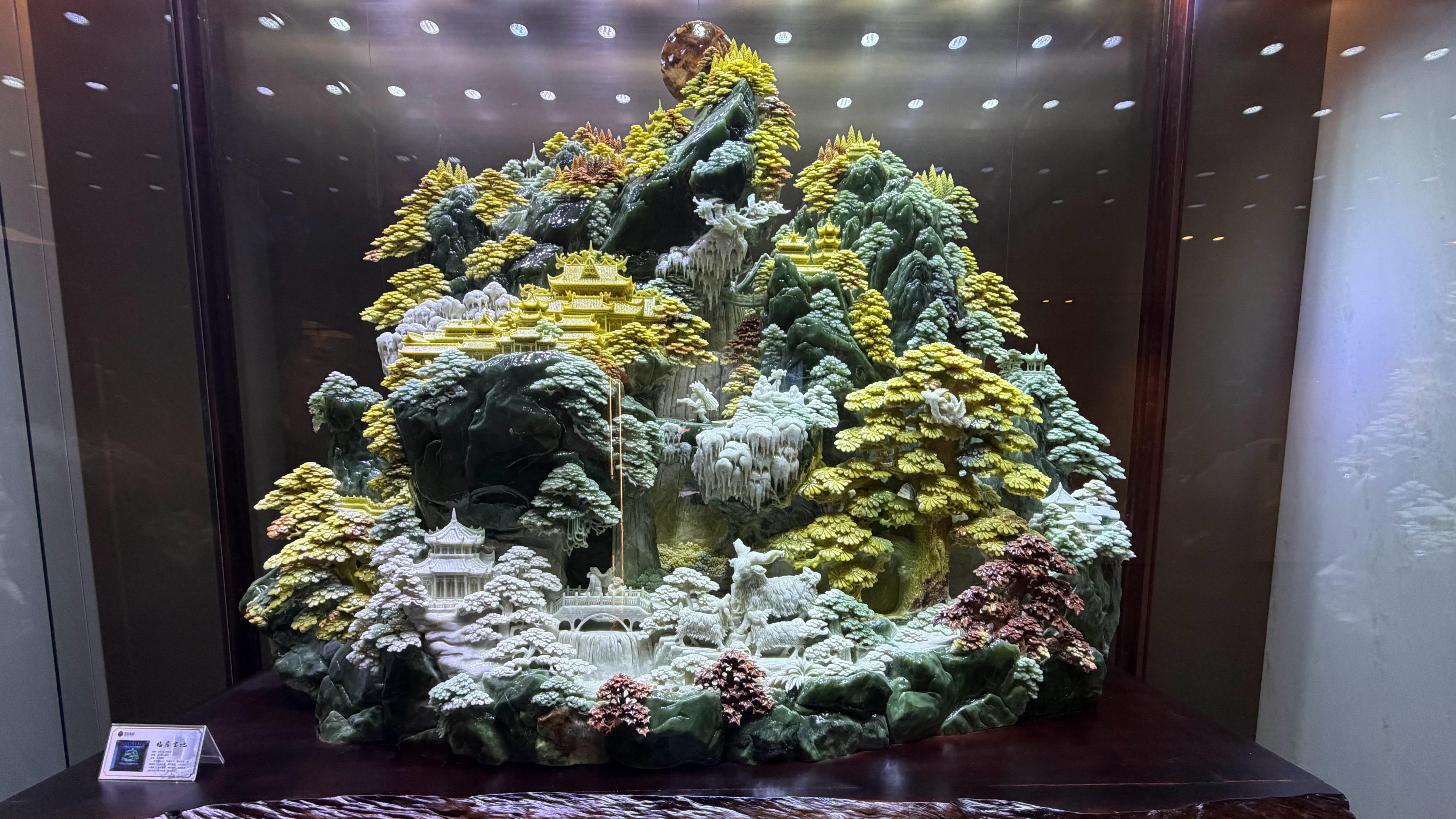 眼前這座「福居寶地」，竟然是用遼寧鞍山岫玉，以純手工雕刻而成。層層山巒、蒼松瀑布